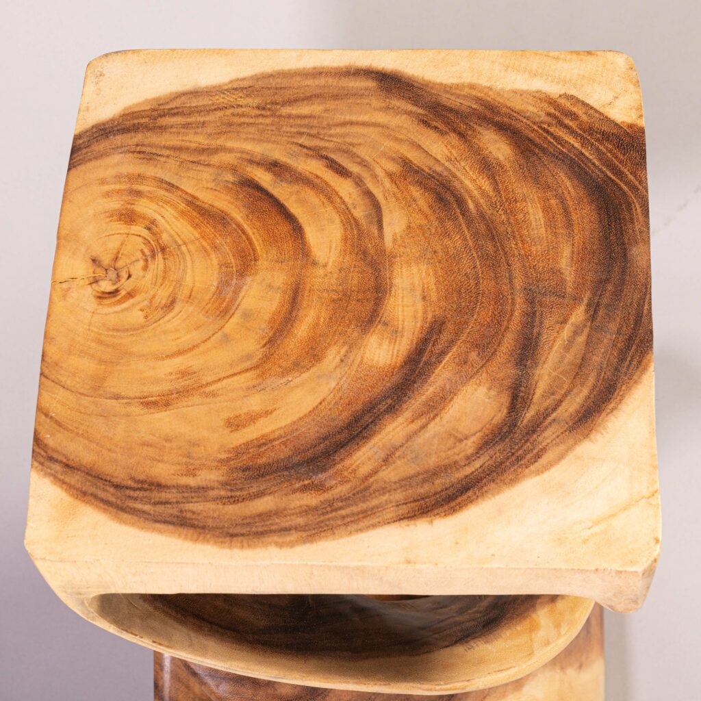 Gedrehter Hocker aus Holz, Holzhocker Natur und massiv, 50 x 28 x 28 cm